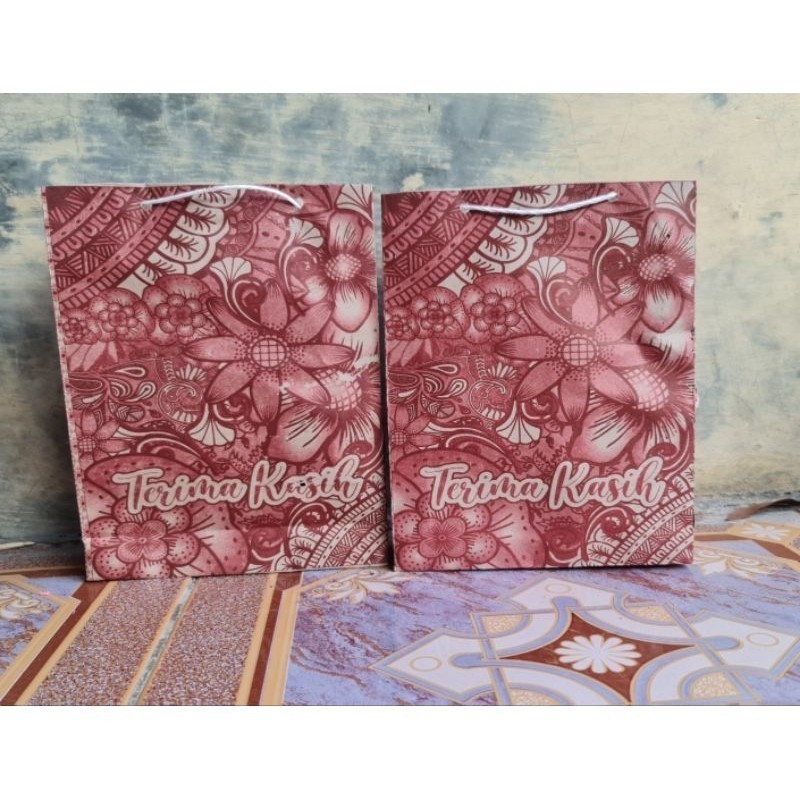 

{ 100 PCS } TAS KERTAS / TAS SOUVENIR / PAPRBAG MOTIF BATIK UKURAN 21 × 17 × 5 TERLARIS
