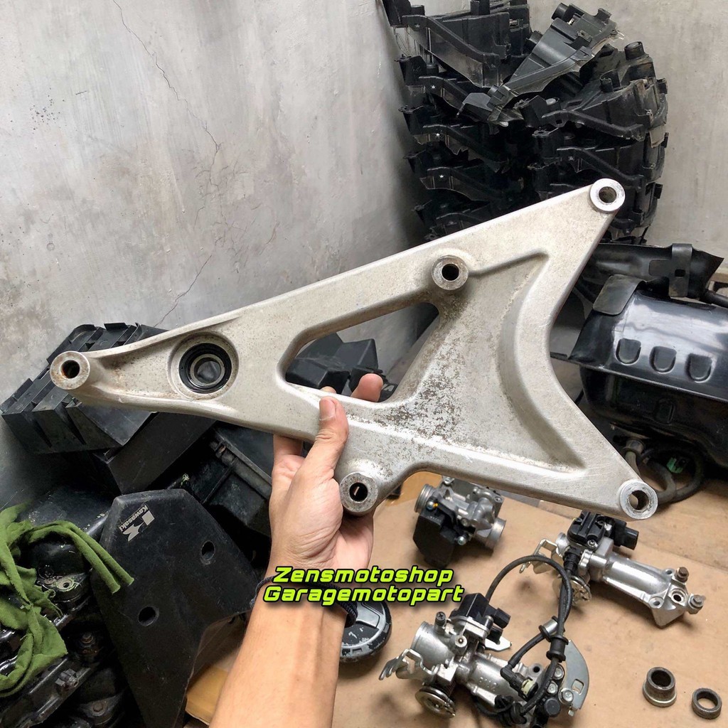 Arm Dudukan Knalpot Vario 125 150 Old KZR Ori Copotan