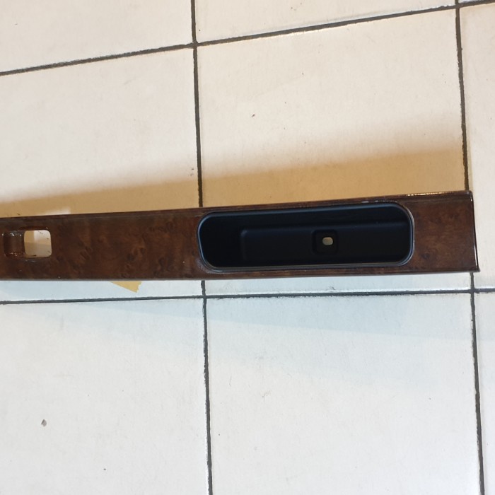 Cover Power Window Panel Wood Belakang Kanan Asli Mitsubishi Kuda