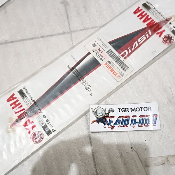 striping sticker stiker polet cover side sambungan body belakang kiri bawah ori original yamaha 44d 