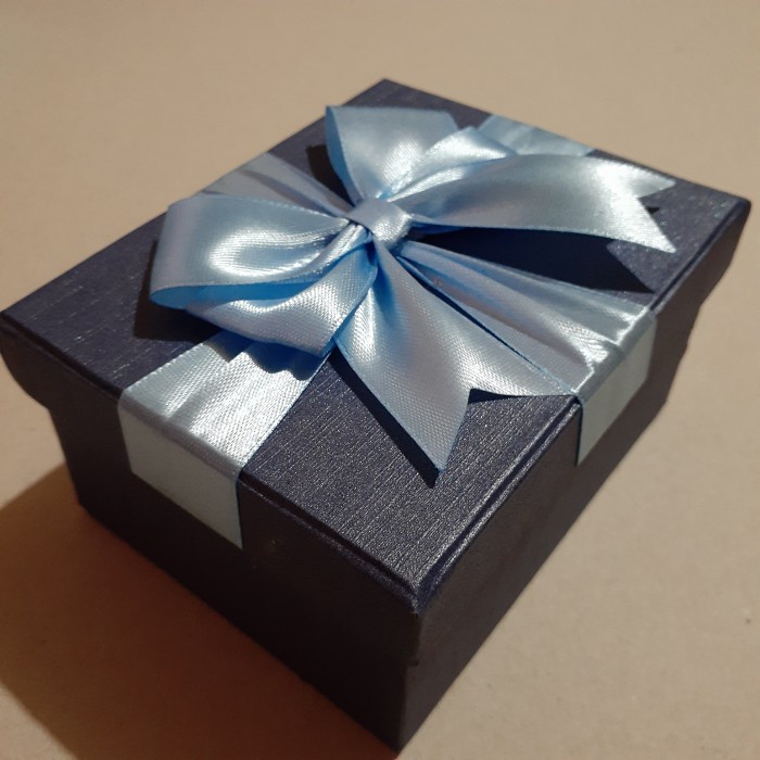 

GIFT BOX NAVY KOTAK KADO SPESIAL HADIAH ULANG TAHUN - WarnaLainNote, 10x8x5cm