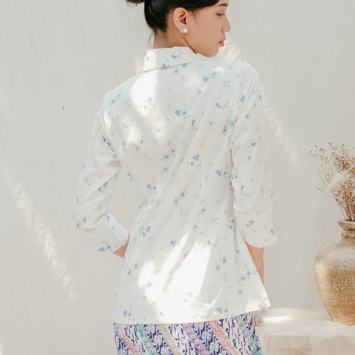 

PROMO ~ Kebaya Kutubaru Clarris Lengan 7/8 Meradelima Katun Jepang Putih Biru - XS