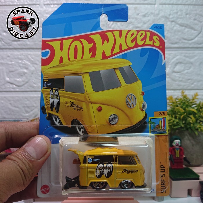 Hot wheels kool kombi mooneyes kuning Mainan Anak Miniatu Diecast 1/64