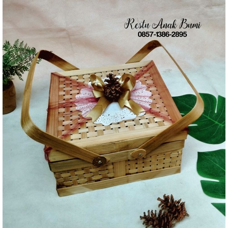 

1. Kranjang Anyaman Asap Cangking 2 25x25cm free Pita Tile bunga pinus & kertas seserahan unik | hantaran bambu | wadah makanan | wadah buah | wadah makanan kering | kerajinan tangan | giftbox | hand made | kerajinan bambu | tempat hantaran