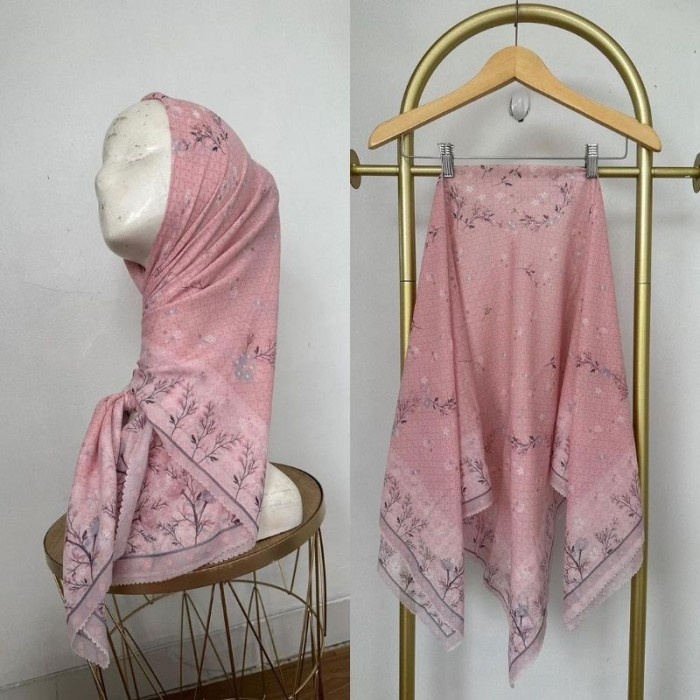 Hijab Segi Empat Voal Sublime Motif Bunga Kecil Warna Pink Soft