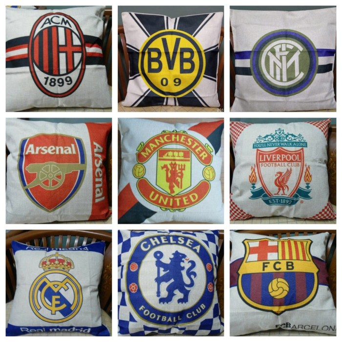 Sarung bantal sofa motif club bola