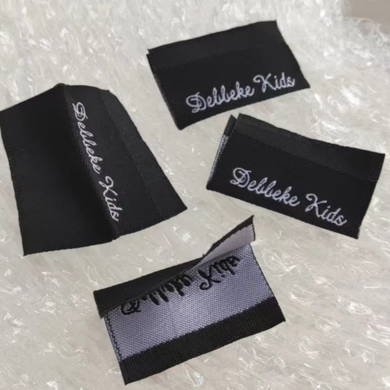 

Main label Custom Black Woven Cloth Labels 3.5 * 4 cm 1000 PCS Center fold Damask polyester Garment tags