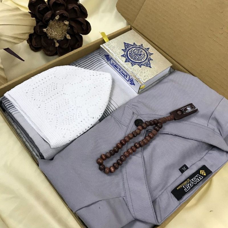 

Hampers / Kado Cowok paket Sarung Baju Koko Alquran Tasbih dan Peci - Dunia Moeslim