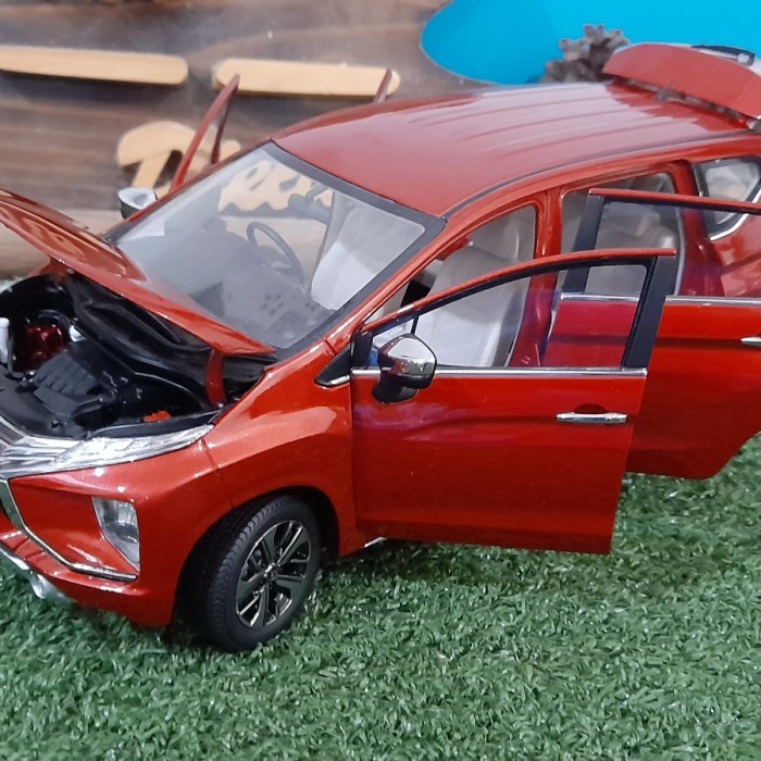 Toy Mitsubishi Xpander Ultimate merah Scala 1:18 Miniature Pajangan Dashboard Koleksi Hobby Kolektor