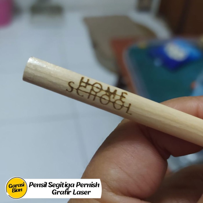 

Custom Grafir Laser Pensil Kayu Segitiga Pernish Cetak Nama Logo 2B