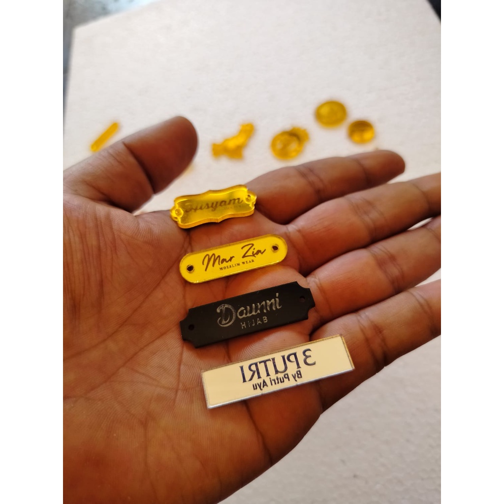 

label hijab akrilik / label acrylic /label branding/custom label Suka suka