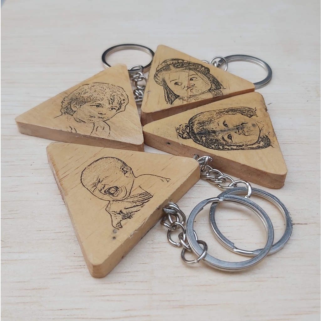 Gantungan kunci lukisan foto sketsa mediia kayu SEGI 3