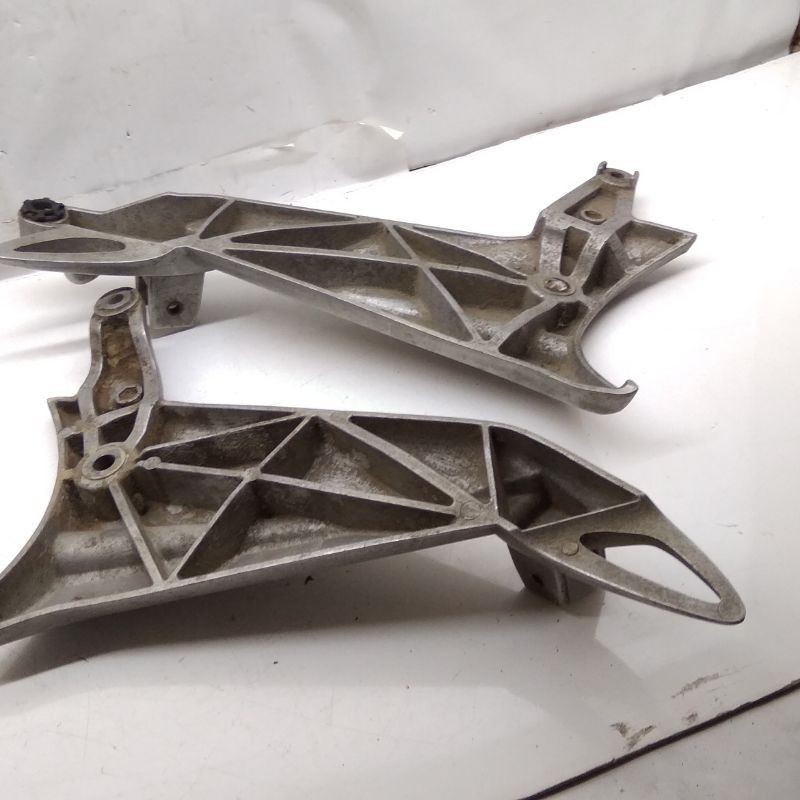 Dudukan Footstep Postep Supra X 125 Lama Original