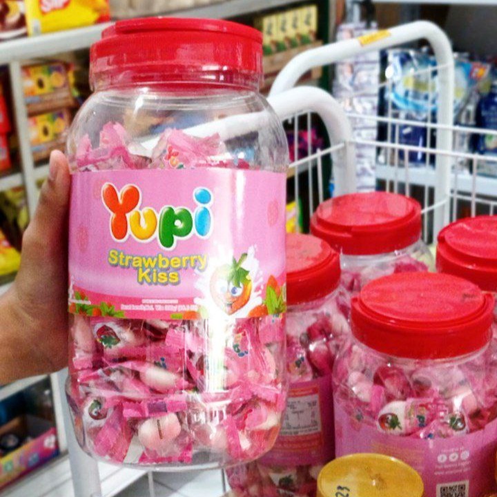 

Yupi Love Toples / Jar Candy Strawberry Kiss Permen Gula Lunak 300Gr (+/- 125Pcs)