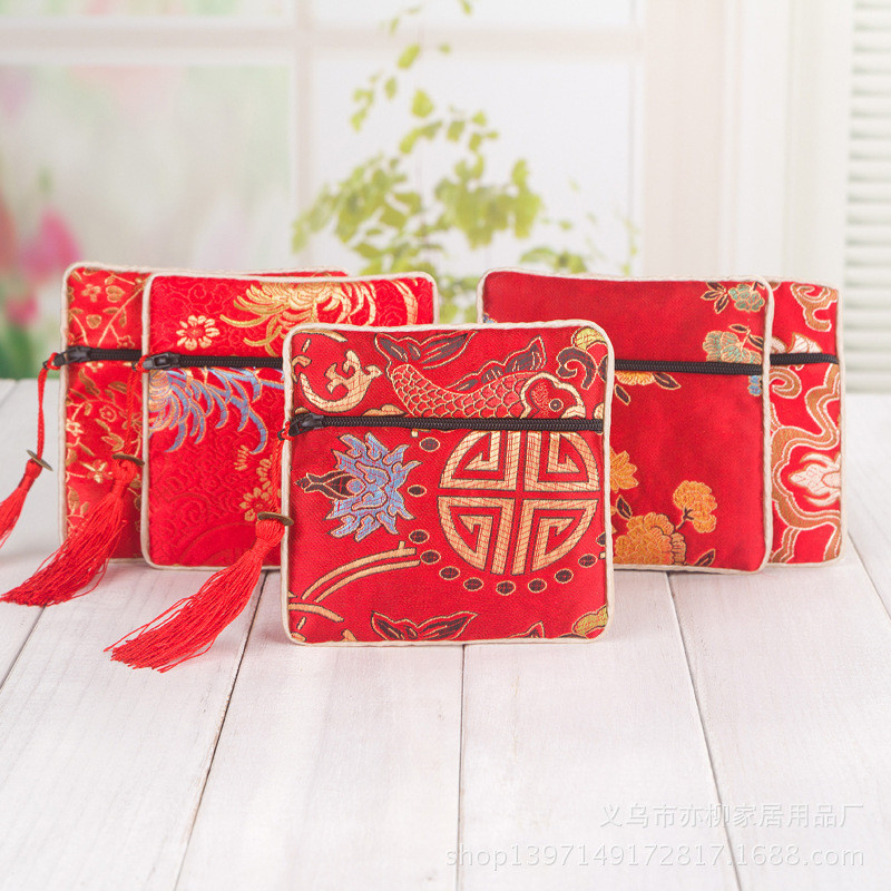 

Angpao Gelang SHUANGXI - Dompet Kain Elegan Ukuran 11.5x11.5cm