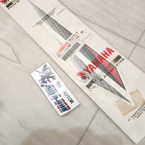 striping sticker stiker polet cover kaper kiping samping bawah jok kanan ori original yamaha 1pa vix