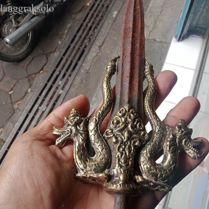 

termurah Tombak Naga Kembar Kinatah Kuningan Antik