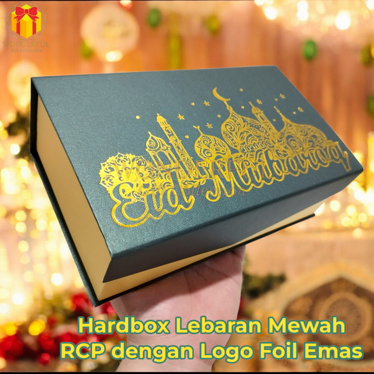 

Hardbox Hijau Lebaran/Ramadhan RCP Tutup Magnet Logo Foil Gold 26,5 x 16 x 9 - RMD-RCP-FOIL