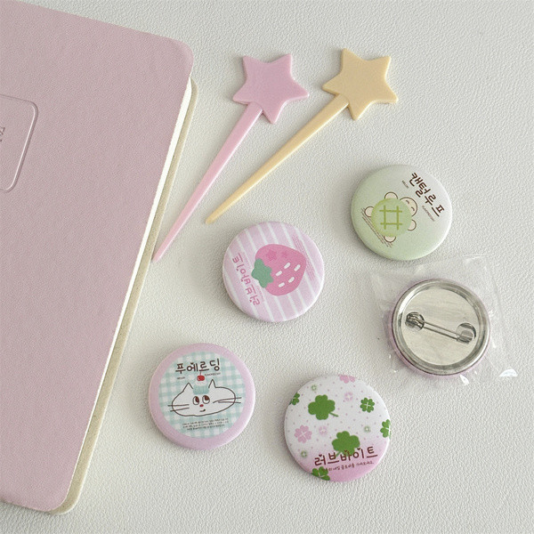 

Steve 4pcs Set 32mm Cute four-leaf Clover Strawberry Mini Bag Decoration Badge