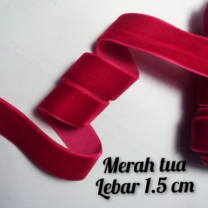 

per rol 15 meter,pita bludru/velvet warna merah tua lebar 1.5 cm