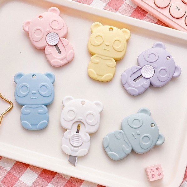 

Gantungan Cutter Mini Motif RANDOM / Gantungan Cutter Pemotong Kertas Serbaguna Aneka Bentuk / Gantungan Cutter Mura