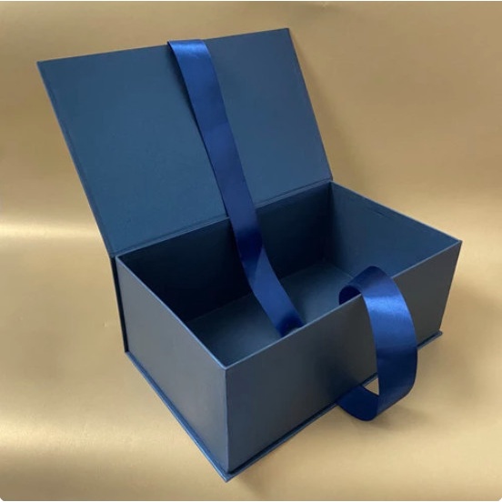 

Gift box/ kotak hadiah/ box besar/ hardbox/ box parcel/ box hampers - Hitam