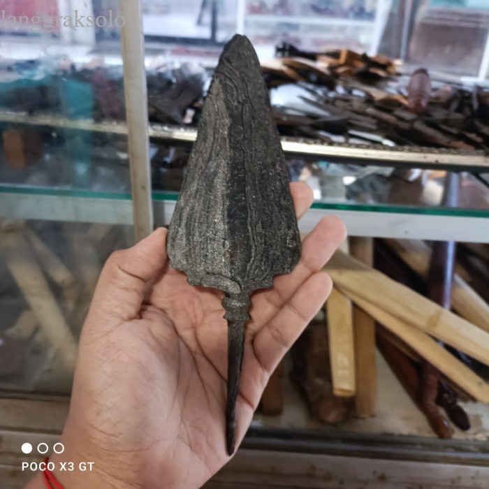 

pusaka godong waru sepuh bkn megantoro sengkelat kamarohgan keris antik