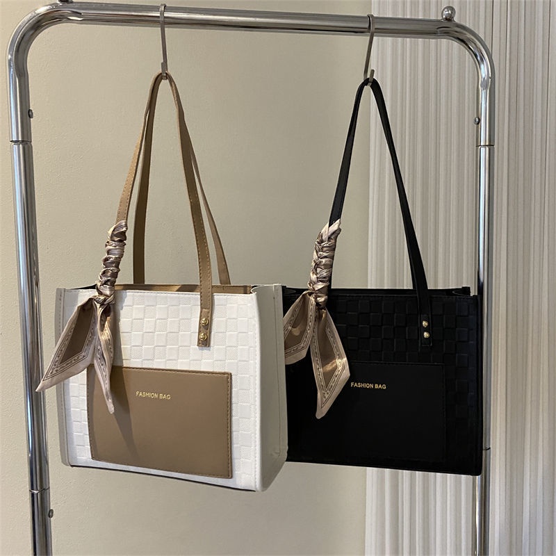 Large capacity bag for women