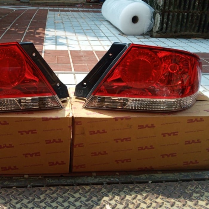 Lampu Belakang Stop Lamp Mitsubishi Lancer Cedia - KANAN