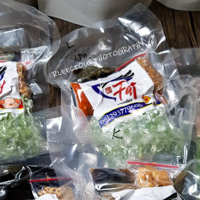 

Mie HIJAU berbahan dasar sayuran - babi mie lebar, vacuum