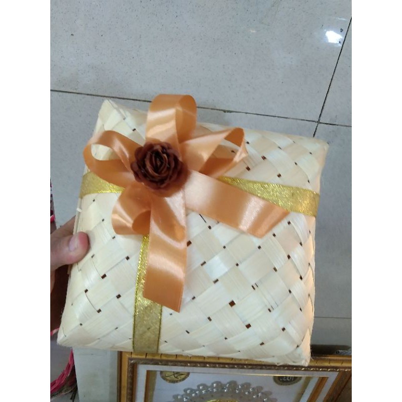 

KOTAK SESERHAN UKURAN 20 X 20 HIAS PITA CANTIK SOUVENIR PERNIKAHAN SOUVENIR MURAH SOUVENIR SEMUA ACARA