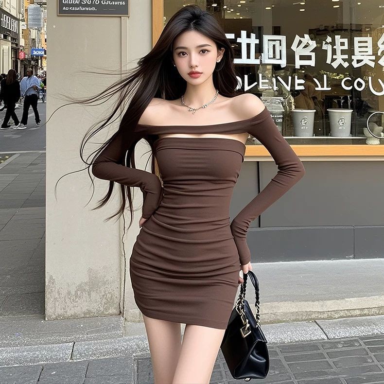 Atasan Letter T-shirt  Coklat tua satu kata bahu tabung berongga gaun atas wanita rasa kelas atas ri