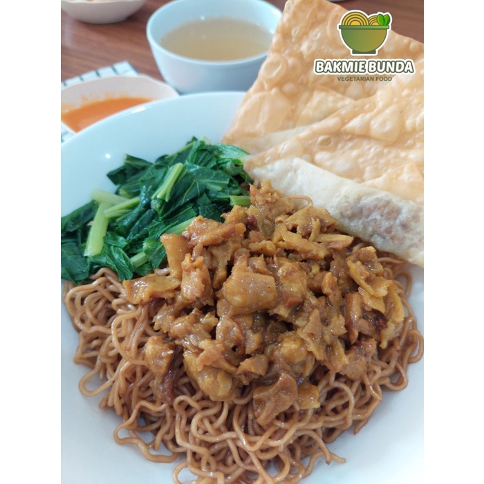 

Bakmie /kwetiau vegetarian rasa ayam rempah + 2pcs pangsit goreng