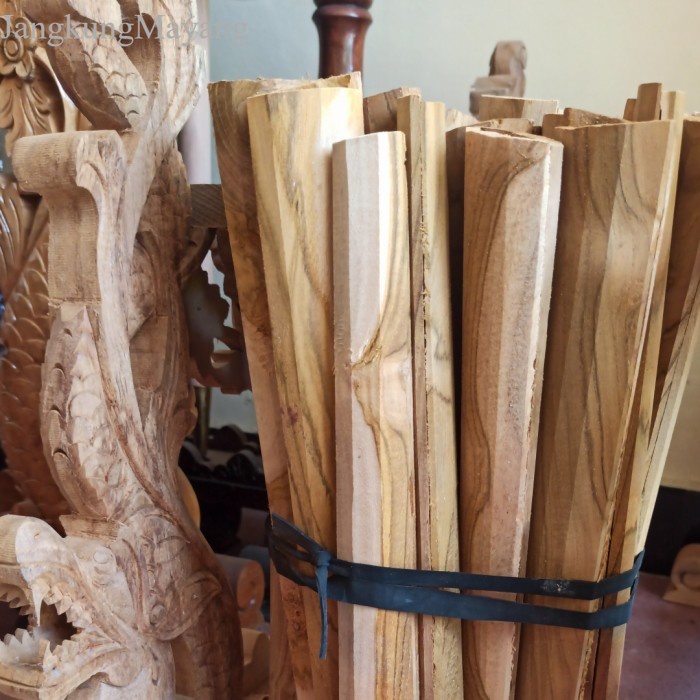 

Gandar kayu jati antik