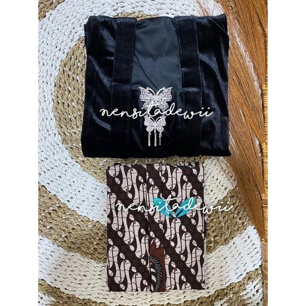 Baju Set Kebaya Kutubaru + Jarik Wiru Instan / Nuansa Hitam, Motif Parang Garuda