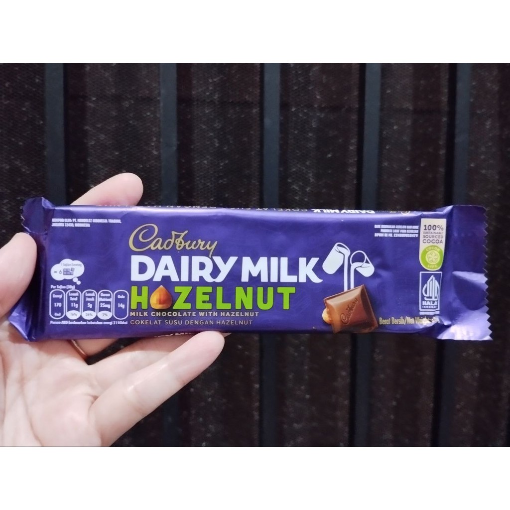 

Cadbury Dairy Milk Hazelnut 62 gram cokelat susu hazelnut