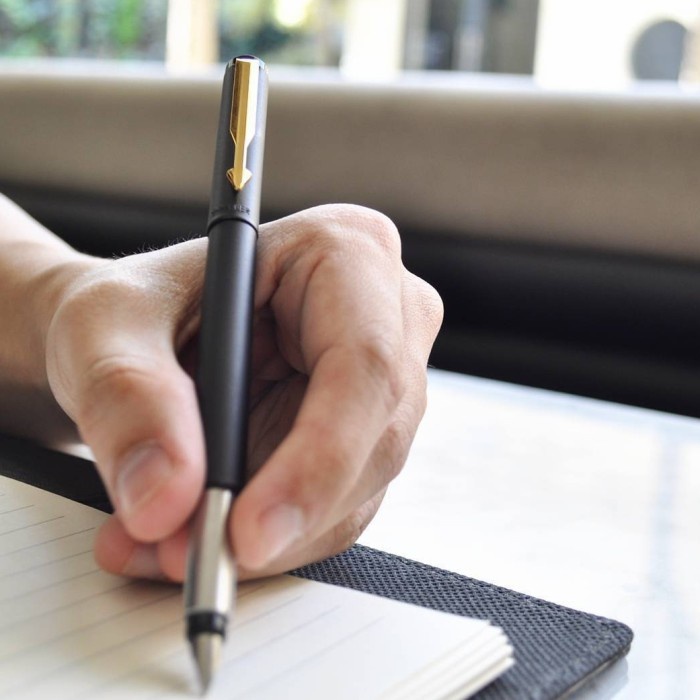 

Terbaru-Cod Parker Vector Limited Edition Matte Black Gold Trim Fountain Pen