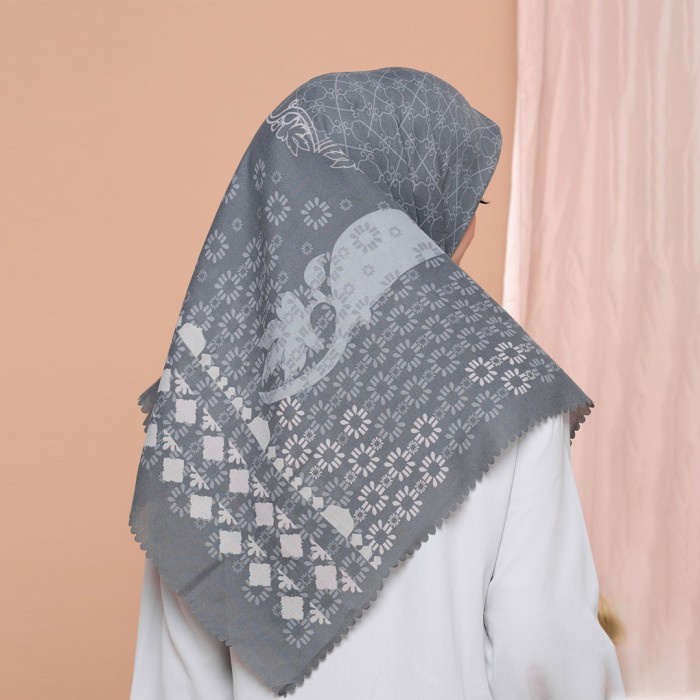 BIA x Cut Meyriska - Euni Dark Gray Scarf Kerudung Segi Empat - Edisi