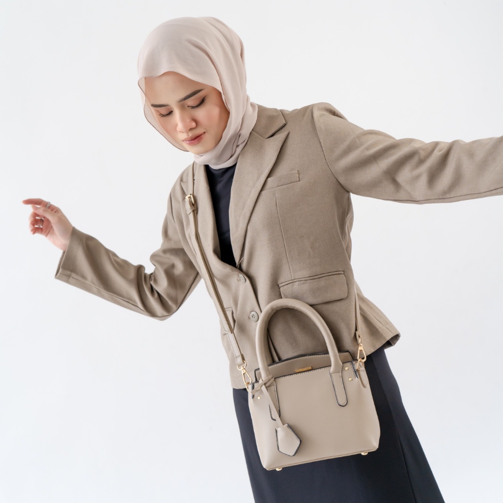 WD53EF Flicka Sling Bag W 71 KHAKI