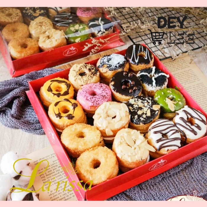 

LARISSA Donat Mini Box - Cronuts Croissant Donuts Box Bandung