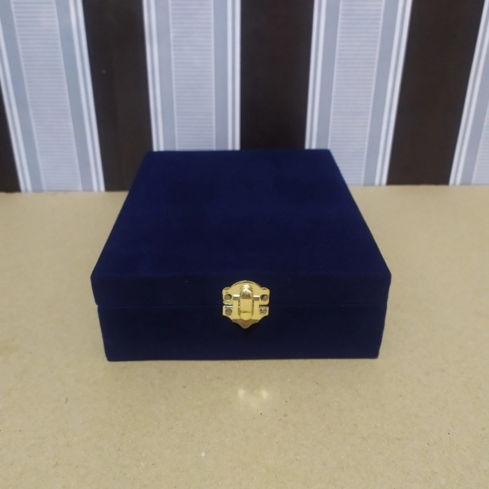 

HL Box Bludru / Kotak Bludru / Box Plakat / Box Wisuda / Box Piala - Biru Dongker