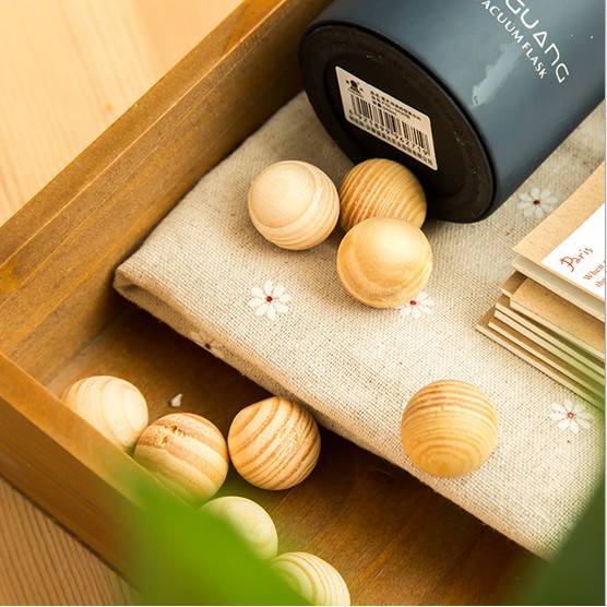 MothBall Sandalwood Lemari Rumah Tangga Anti Serangga Tungau Bola Kayu