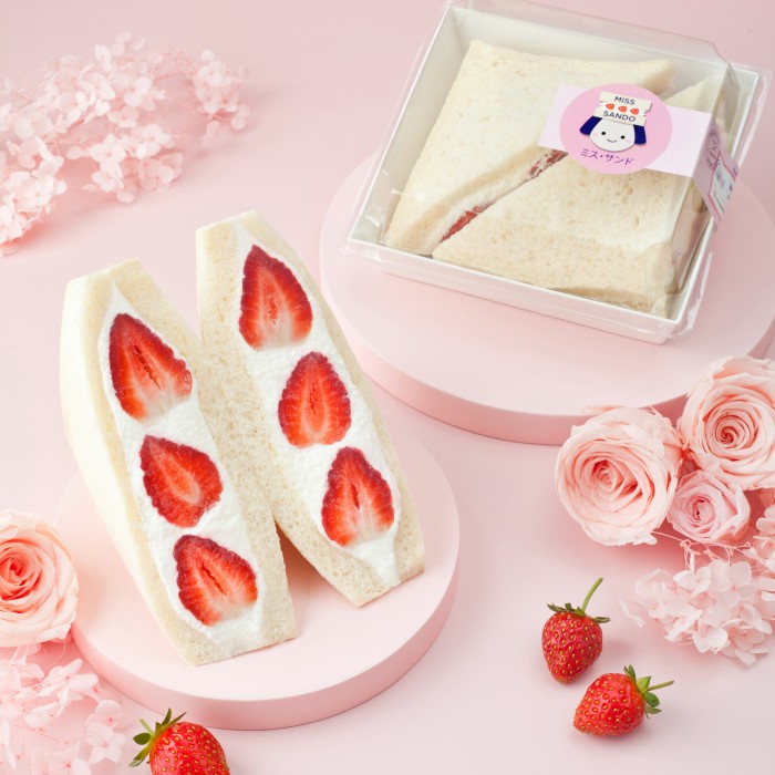 

Strawberry cream sandwich - miss sando