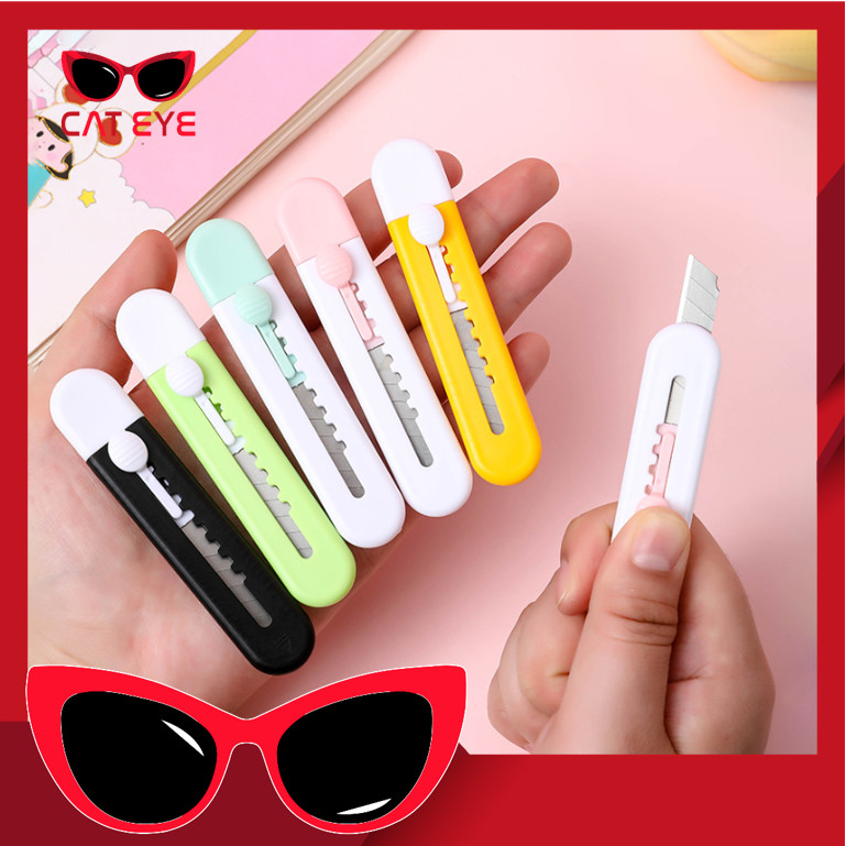 

PROMO - 6234 Cutter Mini Motif Polos / Pisau Silet Ukir Kecil / Mini Cute Cutter Pemotong Kertas / Cutter Portable Ukuran Kecil