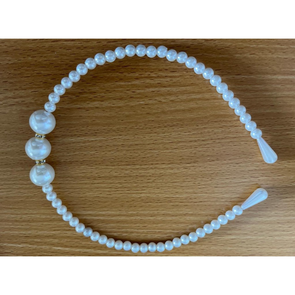 Bando Mutiara Elegan dengan Sentuhan Ornamen Tiga Berlian
