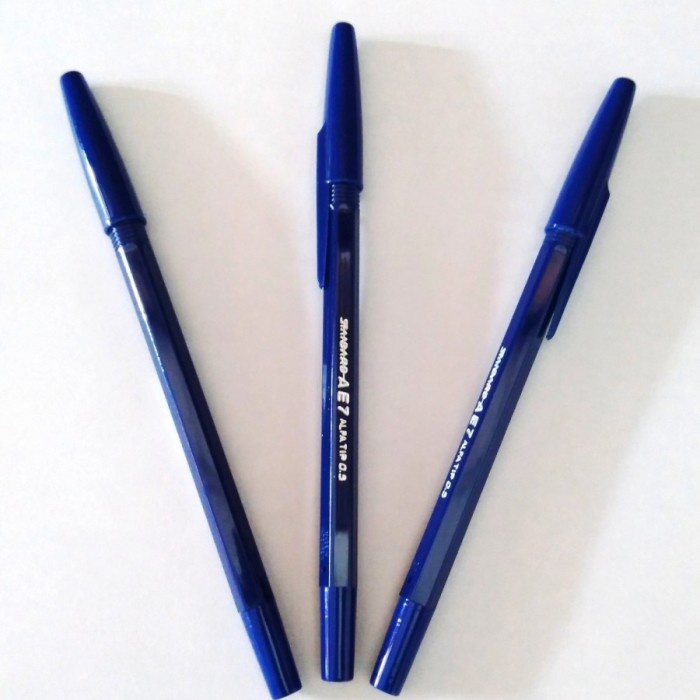 

BOLPOINT / PULPEN STANDAR AE7 WARNA TINTA BIRU ISI 3 PCS