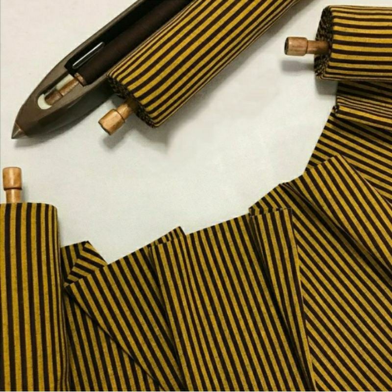 LURIK Kain Lurik Kuning Kunyit Hitam / Kain Tenun Lurik Kuning Garis Kecil