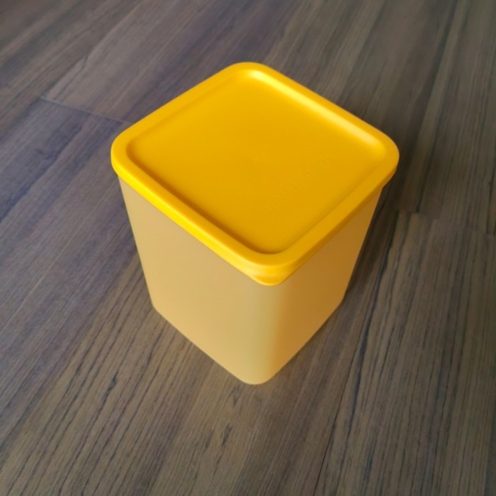 large summer tupperware - kuning tua