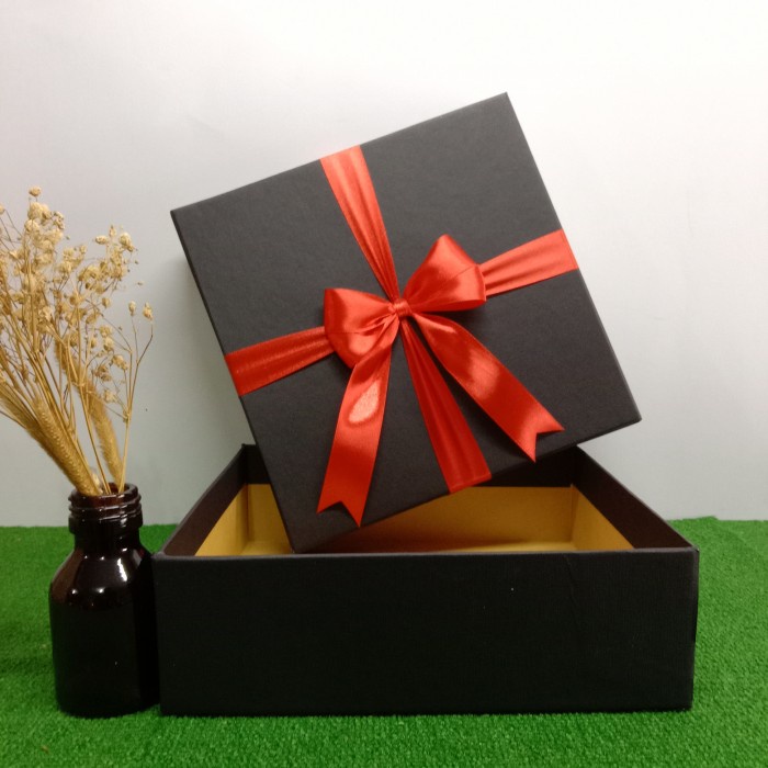 

Kotak hadiah / Kotak box / Kotak kado / 20x20x6 cm / Berpita - Hitam