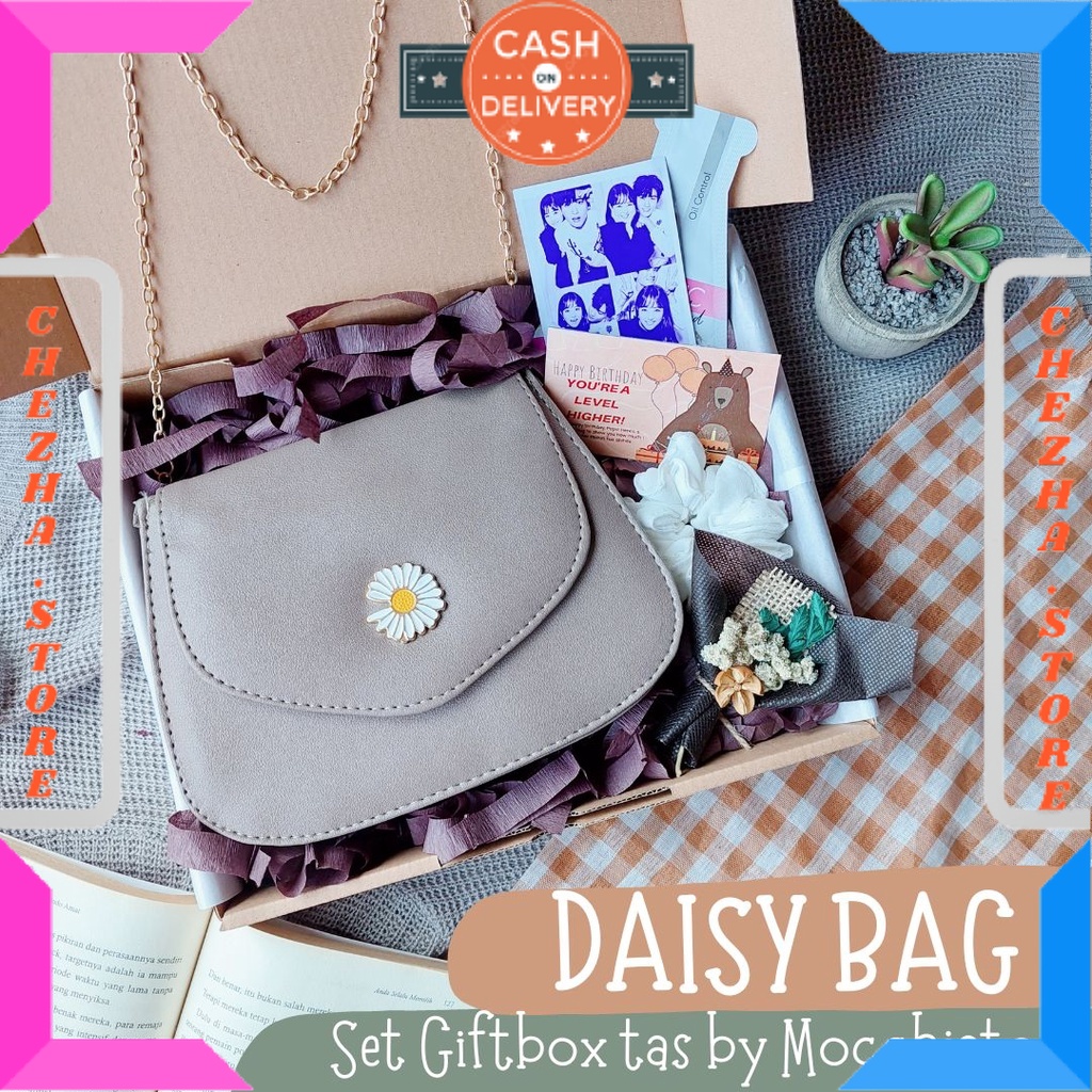 

BINGKISAN KADO ULTAH PASANGAN PACAR ISTRI MANTAN ISIAN MINI DAN BESAR / Hampers Kado Cewek Tas Selempang Daisy | Giftbox Ulangtahun/Wisuda/Wedding by Mocchiato / BONUS GIFT CRAD UCAPAN